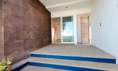 HERMOSA CASA AL NORTE DE CUERNAVACA, AMPLIO JARDÍN, BONITOS ACABADOS, CESIÓN DE DERECHOS