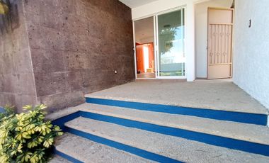 HERMOSA CASA AL NORTE DE CUERNAVACA, AMPLIO JARDÍN, BONITOS ACABADOS, CESIÓN DE DERECHOS