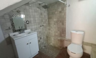 HERMOSA CASA AL NORTE DE CUERNAVACA, AMPLIO JARDÍN, BONITOS ACABADOS, CESIÓN DE DERECHOS