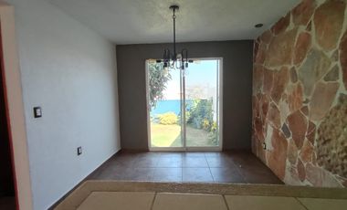 HERMOSA CASA AL NORTE DE CUERNAVACA, AMPLIO JARDÍN, BONITOS ACABADOS, CESIÓN DE DERECHOS