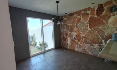 HERMOSA CASA AL NORTE DE CUERNAVACA, AMPLIO JARDÍN, BONITOS ACABADOS, CESIÓN DE DERECHOS