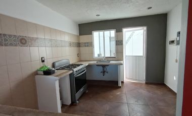 HERMOSA CASA AL NORTE DE CUERNAVACA, AMPLIO JARDÍN, BONITOS ACABADOS, CESIÓN DE DERECHOS