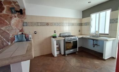 HERMOSA CASA AL NORTE DE CUERNAVACA, AMPLIO JARDÍN, BONITOS ACABADOS, CESIÓN DE DERECHOS