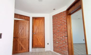 HERMOSA CASA AL NORTE DE CUERNAVACA, AMPLIO JARDÍN, BONITOS ACABADOS, CESIÓN DE DERECHOS