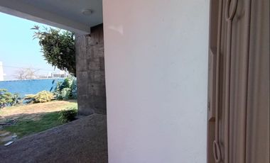 HERMOSA CASA AL NORTE DE CUERNAVACA, AMPLIO JARDÍN, BONITOS ACABADOS, CESIÓN DE DERECHOS