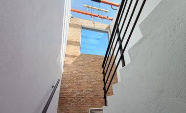 HERMOSA CASA AL NORTE DE CUERNAVACA, AMPLIO JARDÍN, BONITOS ACABADOS, CESIÓN DE DERECHOS