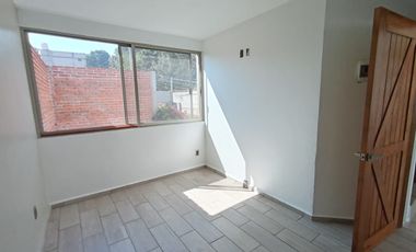 HERMOSA CASA AL NORTE DE CUERNAVACA, AMPLIO JARDÍN, BONITOS ACABADOS, CESIÓN DE DERECHOS