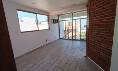 HERMOSA CASA AL NORTE DE CUERNAVACA, AMPLIO JARDÍN, BONITOS ACABADOS, CESIÓN DE DERECHOS