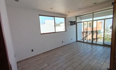 HERMOSA CASA AL NORTE DE CUERNAVACA, AMPLIO JARDÍN, BONITOS ACABADOS, CESIÓN DE DERECHOS
