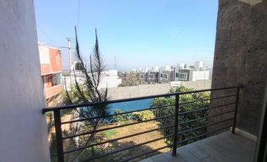 HERMOSA CASA AL NORTE DE CUERNAVACA, AMPLIO JARDÍN, BONITOS ACABADOS, CESIÓN DE DERECHOS