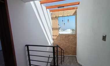 HERMOSA CASA AL NORTE DE CUERNAVACA, AMPLIO JARDÍN, BONITOS ACABADOS, CESIÓN DE DERECHOS