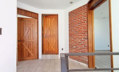 HERMOSA CASA AL NORTE DE CUERNAVACA, AMPLIO JARDÍN, BONITOS ACABADOS, CESIÓN DE DERECHOS