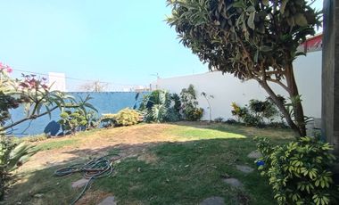 HERMOSA CASA AL NORTE DE CUERNAVACA, AMPLIO JARDÍN, BONITOS ACABADOS, CESIÓN DE DERECHOS