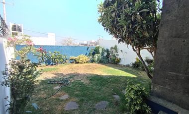 HERMOSA CASA AL NORTE DE CUERNAVACA, AMPLIO JARDÍN, BONITOS ACABADOS, CESIÓN DE DERECHOS