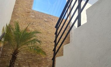 HERMOSA CASA AL NORTE DE CUERNAVACA. ACEPTA MASCOTAS, AMPLIO JARDÍN