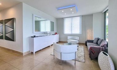 Lujoso Apartamento Moderno con Vista al Mar