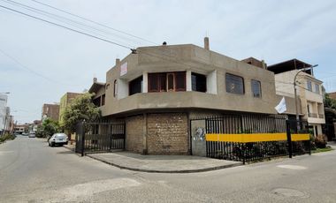 SE ALQUILA CASA COMO TERRENO EN ESQUINA, EN URBANIZACION LOS JAZMINES CALLAO REF CDRA 9 DE AV. BERTELLO