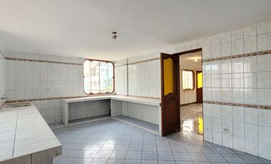 SE ALQUILA CASA COMO TERRENO EN ESQUINA, EN URBANIZACION LOS JAZMINES CALLAO REF CDRA 9 DE AV. BERTELLO