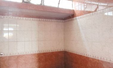 SE ALQUILA CASA COMO TERRENO EN ESQUINA, EN URBANIZACION LOS JAZMINES CALLAO REF CDRA 9 DE AV. BERTELLO