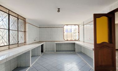 SE ALQUILA CASA COMO TERRENO EN ESQUINA, EN URBANIZACION LOS JAZMINES CALLAO REF CDRA 9 DE AV. BERTELLO