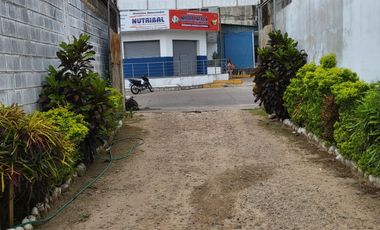 Una 'reliquia arquitectónica' 😉 en el corazón comercial de Tarapoto. Tú decides si la 'remodelas' o simplemente construyes algo a tu medida.