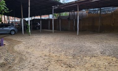 Una 'reliquia arquitectónica' 😉 en el corazón comercial de Tarapoto. Tú decides si la 'remodelas' o simplemente construyes algo a tu medida.