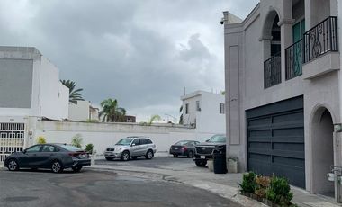 HERMOSA CASA EN PRIVADA IRLANDES SUR, ENSEGUIDA PUNTO B, ESCOBEDO.