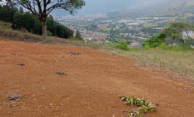 VENDO  TERRENO SEMI - PLANO, FAVORABLE, EN COPACABANA ANTIOQUIA.