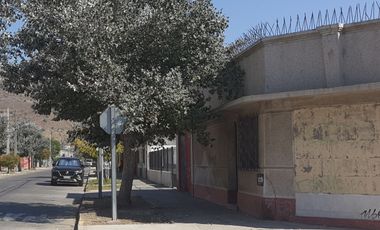 Encantadora Casa Esquinera En La Calera Con 3 Habitaciones, Amplios Espacios Y Departamento Independiente, Cerca De Colegios, Estadio Municipal Y Come