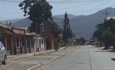 Encantadora Casa Esquinera En La Calera Con 3 Habitaciones, Amplios Espacios Y Departamento Independiente, Cerca De Colegios, Estadio Municipal Y Come