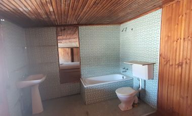 Encantadora Casa Esquinera En La Calera Con 3 Habitaciones, Amplios Espacios Y Departamento Independiente, Cerca De Colegios, Estadio Municipal Y Come