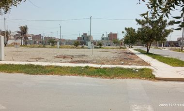 VENDO TERRENO EN ESQUINA Y FRENTE A PARQUE EN LA URB.COLINAS DEL CHIPE