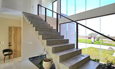 Residencia con Alberca y justo adentro del Campo de Golf en el Residencial Punta Tiburón.