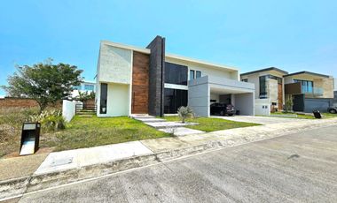 Residencia con Alberca y justo adentro del Campo de Golf en el Residencial Punta Tiburón.