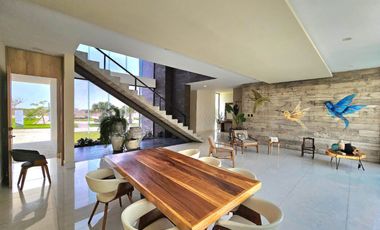 Residencia con Alberca y justo adentro del Campo de Golf en el Residencial Punta Tiburón.