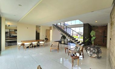 Residencia con Alberca y justo adentro del Campo de Golf en el Residencial Punta Tiburón.