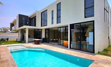 Residencia con Alberca y justo adentro del Campo de Golf en el Residencial Punta Tiburón.