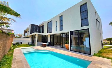 Residencia con Alberca y justo adentro del Campo de Golf en el Residencial Punta Tiburón.