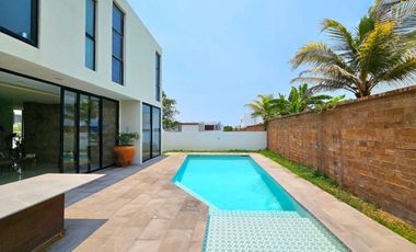 Residencia con Alberca y justo adentro del Campo de Golf en el Residencial Punta Tiburón.