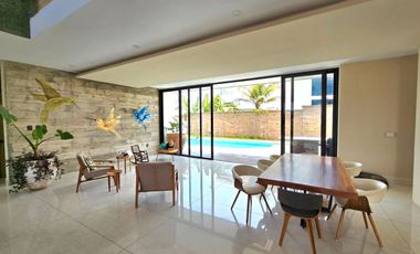 Residencia con Alberca y justo adentro del Campo de Golf en el Residencial Punta Tiburón.