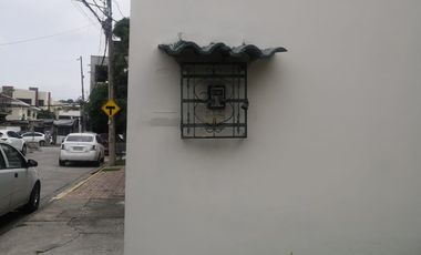 Kennedy Norte Alquiler de grande casa de dos areas con uso de suelo comercial - excelente ubicación (J Luna)