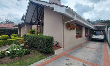 Vendo casa amplia sector calle Roma con área verde se acepta departamentos como parte de pago ideal para inversionistas