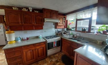 Vendo casa amplia sector calle Roma con área verde se acepta departamentos como parte de pago ideal para inversionistas