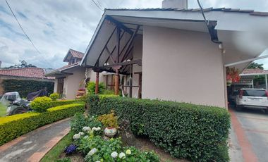 Vendo casa amplia sector calle Roma con área verde se acepta departamentos como parte de pago ideal para inversionistas