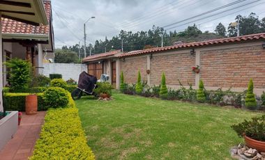 Vendo casa amplia sector calle Roma con área verde se acepta departamentos como parte de pago ideal para inversionistas