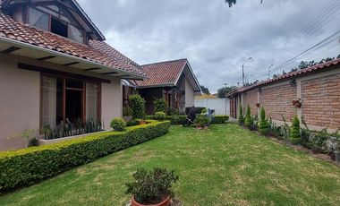 Vendo casa amplia sector calle Roma con área verde se acepta departamentos como parte de pago ideal para inversionistas