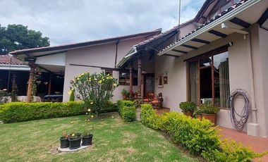 Vendo casa amplia sector calle Roma con área verde se acepta departamentos como parte de pago ideal para inversionistas