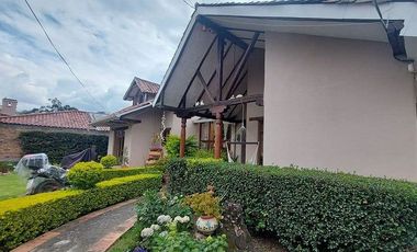 Vendo casa amplia sector calle Roma con área verde se acepta departamentos como parte de pago ideal para inversionistas