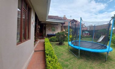 Vendo casa amplia sector calle Roma con área verde se acepta departamentos como parte de pago ideal para inversionistas