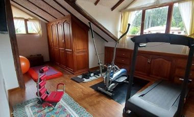 Vendo casa amplia sector calle Roma con área verde se acepta departamentos como parte de pago ideal para inversionistas